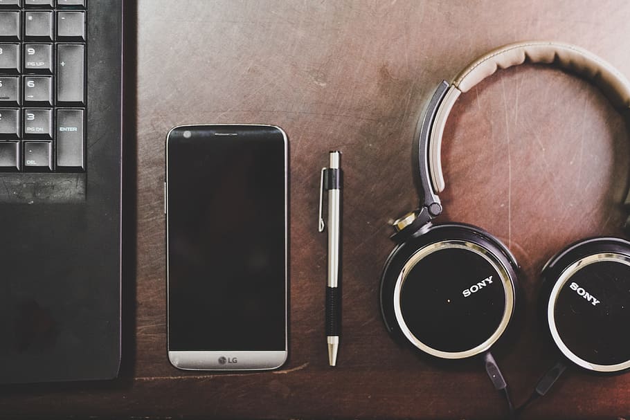 móvel, smartphone, fones de ouvido de música, Computador portátil, música, fones de ouvido, tecnologia, computador, mesa, madeira - Material
