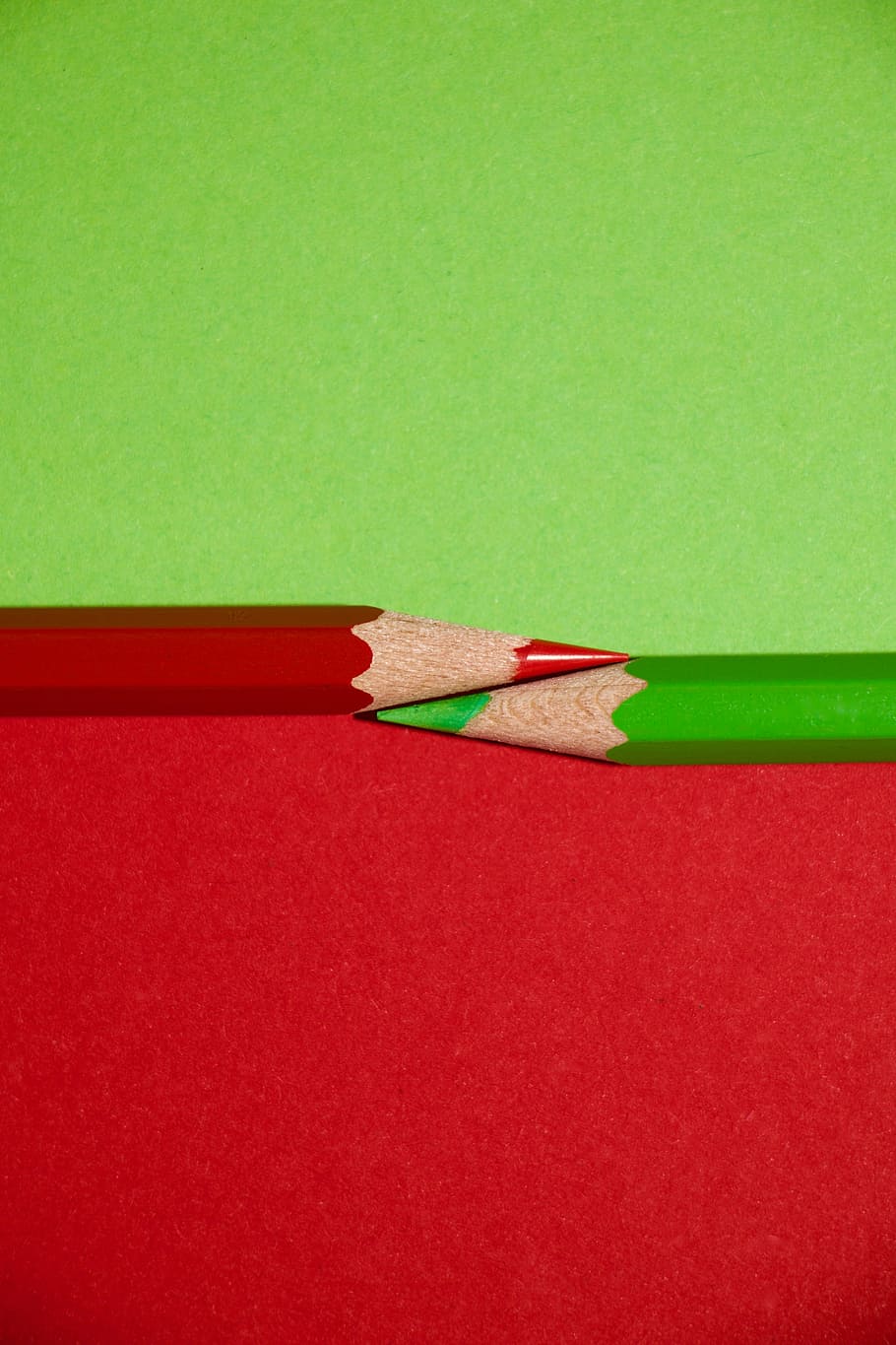 dua, merah, hijau, berwarna, pensil, pensil warna, warna, hebat, di dalam ruangan, benda mati