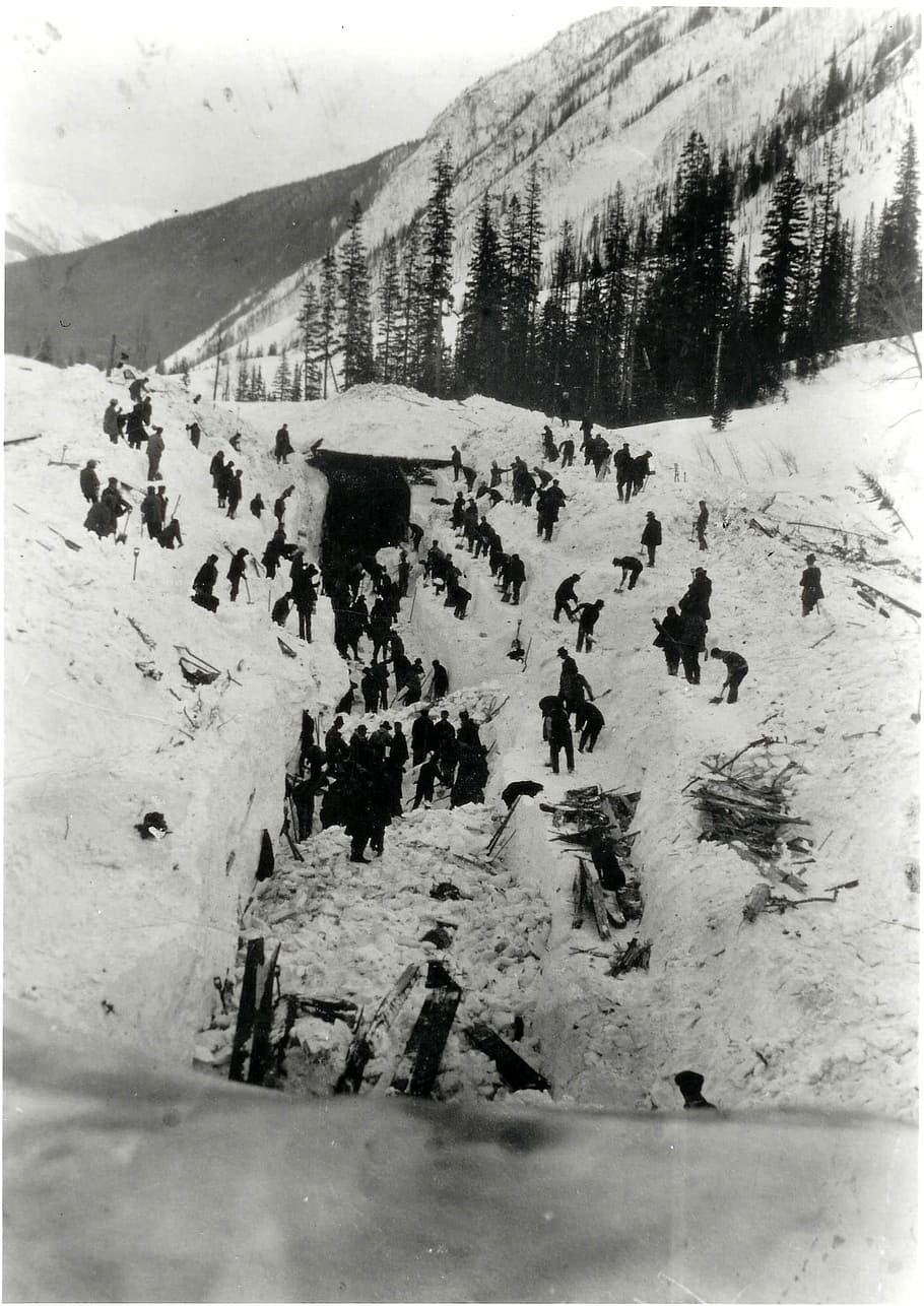 workers attempt, rescue, buried, collegues, 1910, Workers, British Columbia, Canada, photos, public domain