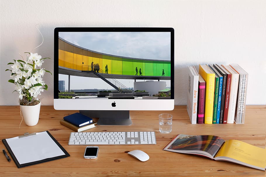 menyalakan iMac, di samping, buku, meja, tempat kerja, iMac, desktop, kreatif, layar, komputer