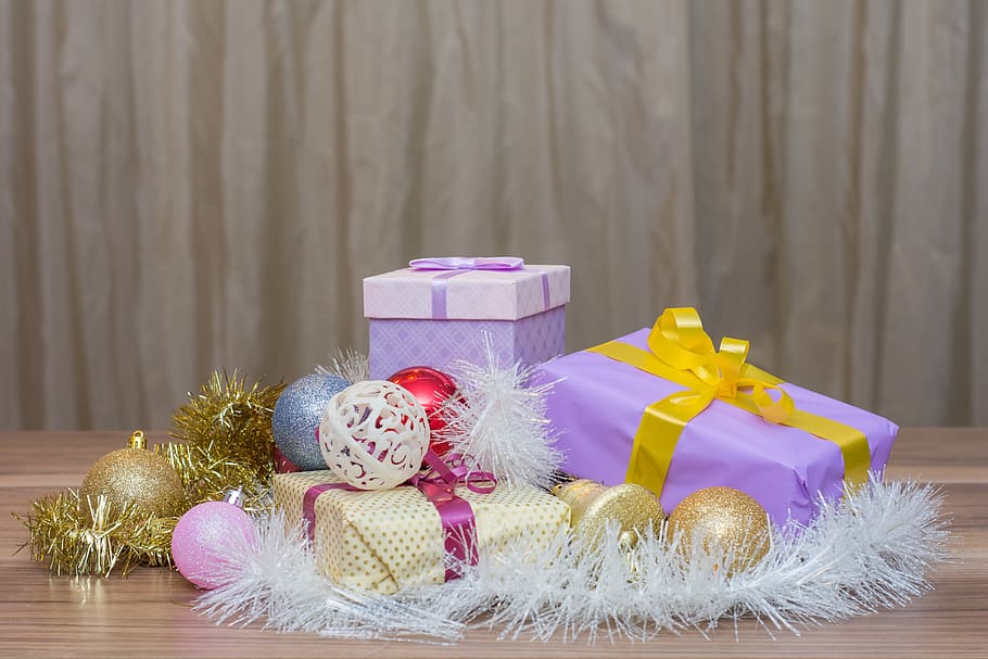 adornos de navidad, cajas de regalo, mesa, regalos de navidad, feliz año nuevo 2018, navidad, 2018, feriado, feliz, presente