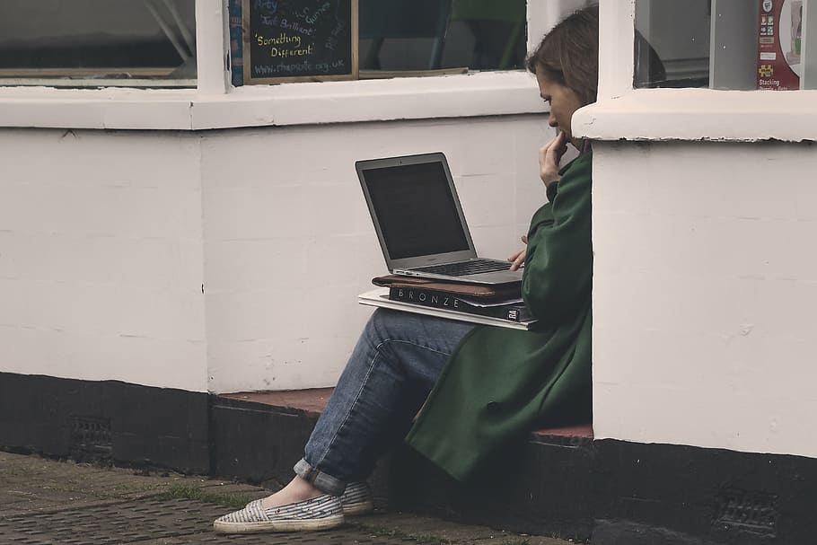 mulher, sentado, chão, olhando, computador portátil, menina, pessoas, estudo, pesquisa, sozinho