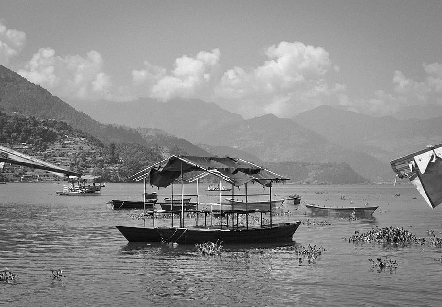 Fewa Lake, barcos, água, costa, montanhas, colinas, Pokhara, Nepal, preto e branco, montanha