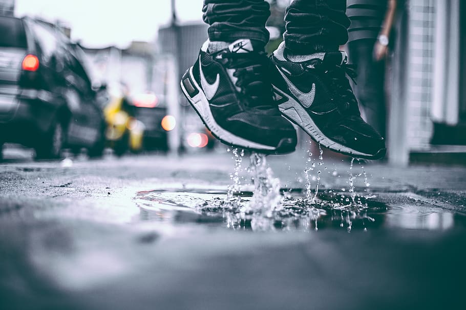 nike, sepatu, sepatu kets, genangan air, basah, hujan, kota, perkotaan, gaya hidup, trotoar