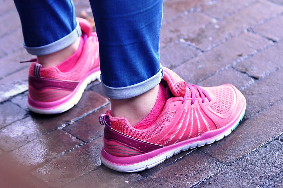 한 쌍, 분홍색과 흰색, 달리기, 구두, 발, 신발류, 스포츠 신발, 여자 신발, 숙녀 스포츠 신발, 걷기
