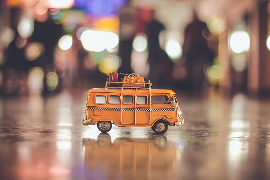 foto de bokeh, amarelo, brinquedo de ônibus, ônibus, veículo, brinquedo, viagem, reflexão, desfoque, transporte