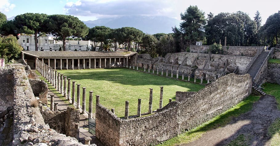 rectangular, gris, hormigón, estructura, rodeado, árboles, durante el día, Pompeya, Italia, Romano