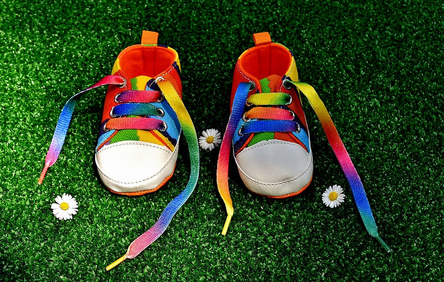ペア, 虹色のスニーカー, 虹色, 靴, ベビーシューズ, カラフル, 色, かわいい, 赤ちゃん, 子供の靴