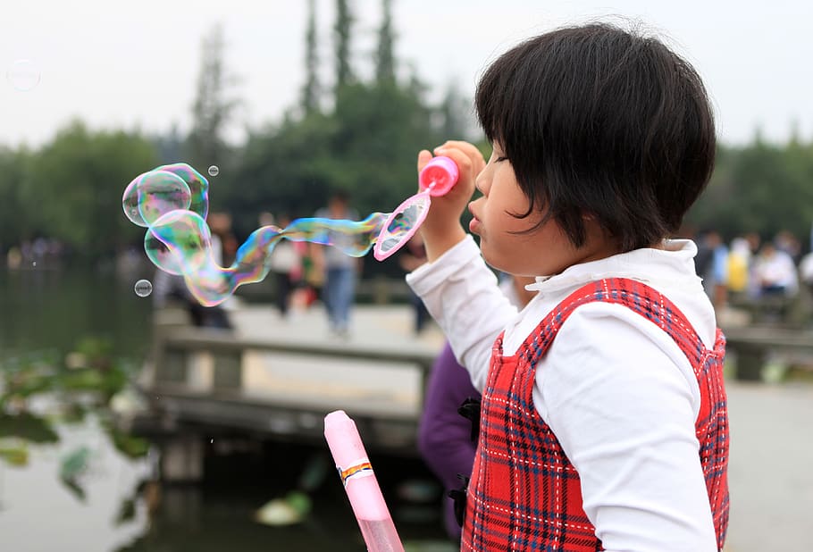 niñas, niños, soplar burbujas, turismo, burbuja, varita de burbuja, infancia, niño, explotación, una persona