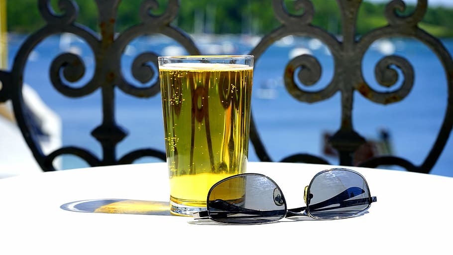 negro, enmarcado, gafas de sol, al lado, vidrio, lleno, líquido, cerveza, vaso de cerveza, alcohol