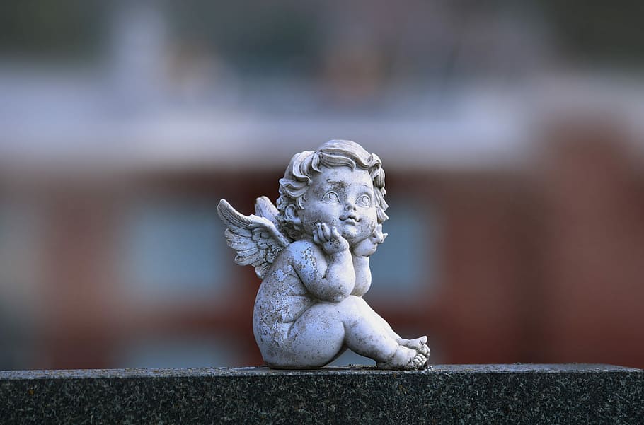 selectivo, fotografía de enfoque, estatuilla de ángel, sentado, manos, mentón, ángel, estatua, tristeza, memoria