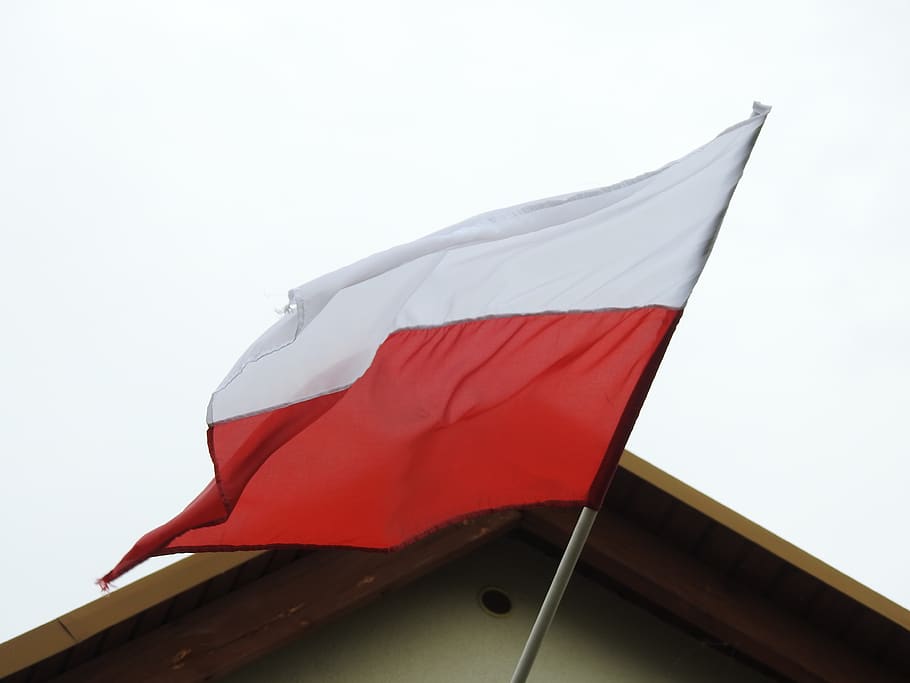 bendera, di pengadilan, patriotisme, putih-merah, bendera Polandia, merah, langit, tampilan sudut rendah, tidak ada orang, angin