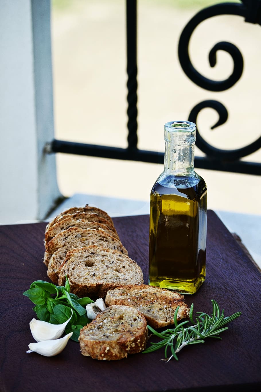 irisan, roti, meja, makanan, minyak zaitun, bawang putih, papan, luar, mediterania, rosemary