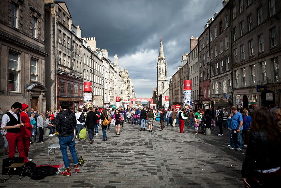 grupo, personas, de pie, calle, edificios, artistas callejeros, franja de Edimburgo, actores, artistas, maquillaje