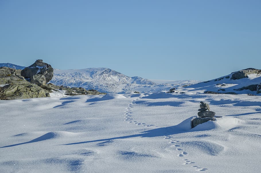 montanha, coberto, neve, empilhado, pedras, próximo, em linha, patas, vale, paisagem