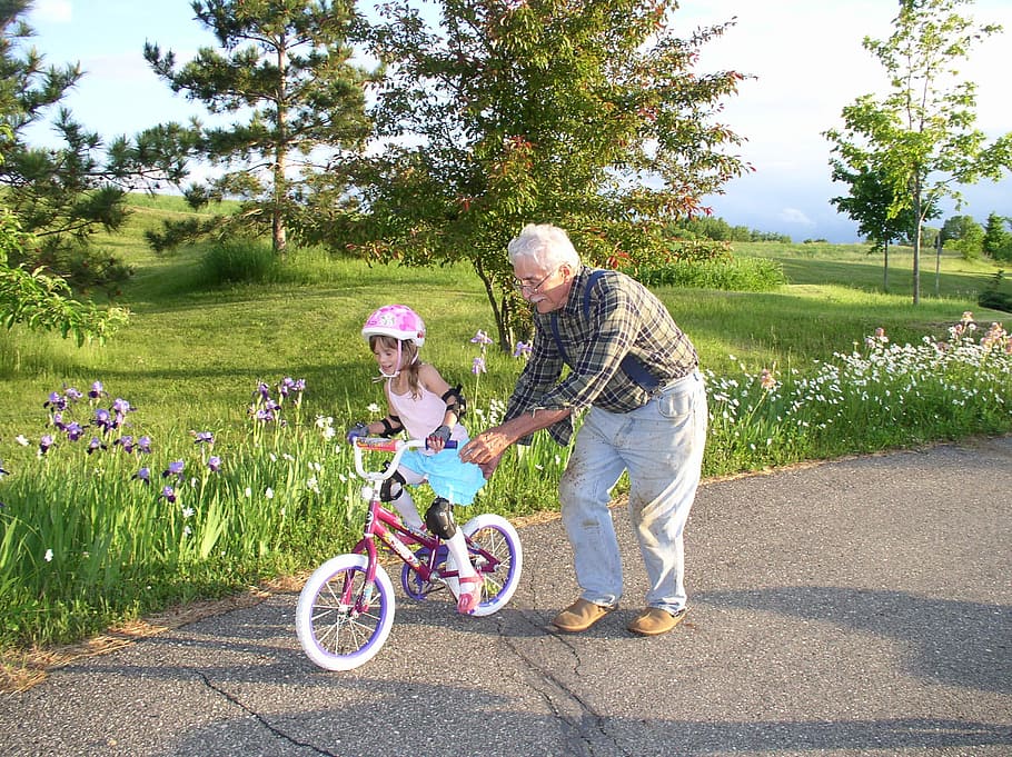hombre, ayudando, niña, paseo, bicicleta, abuelos, aprendizaje, verano, al aire libre, infancia