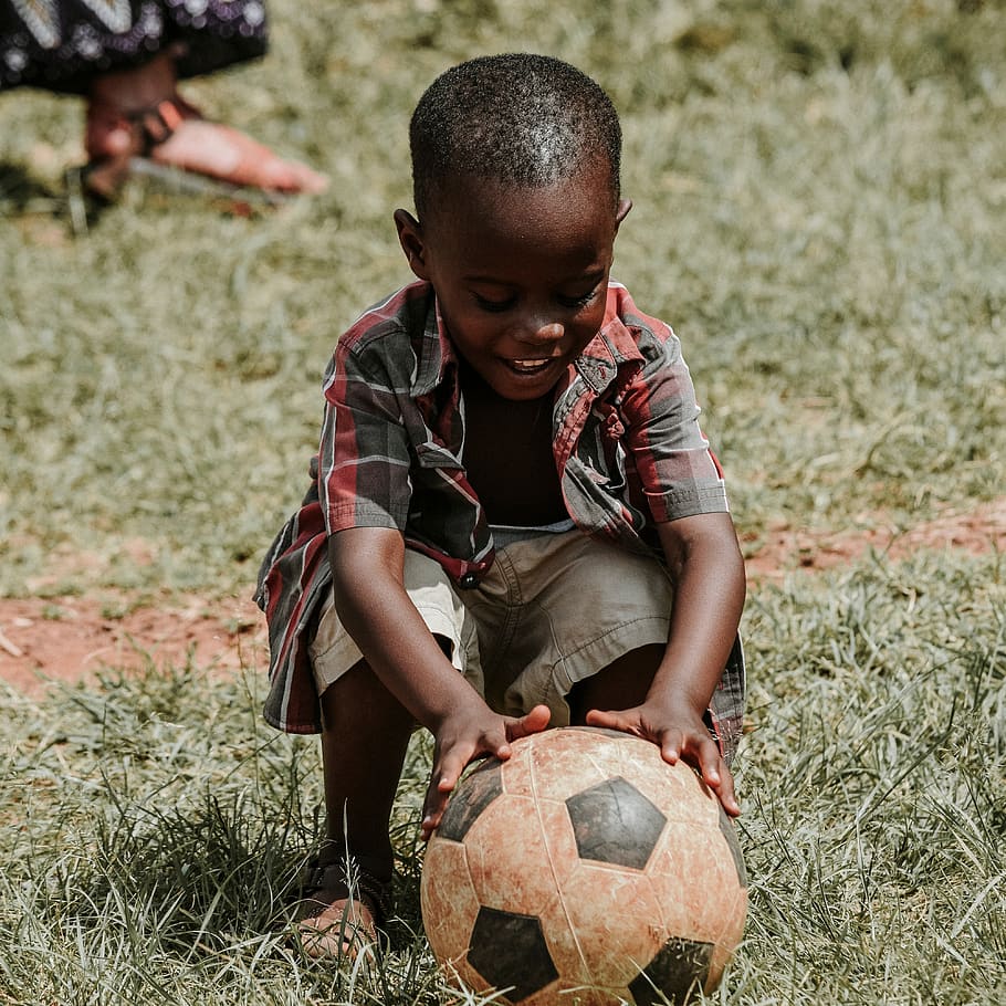 menino, criança, feliz, futebol, bola, grama, afro-americano, pessoas, jogando, ao ar livre