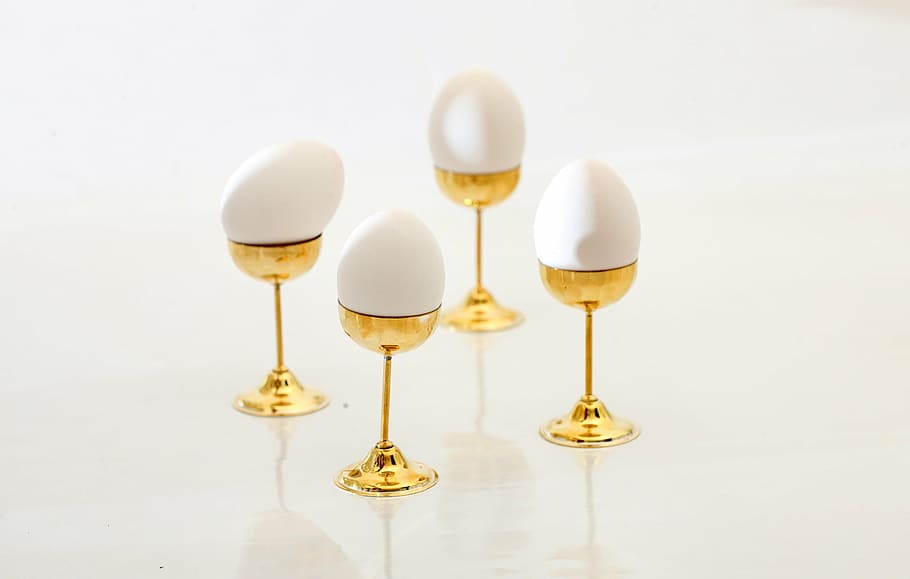 egg, pedestal, egg stand, golden, gilt, egg cup, vintage, studio shot, white background, gold colored