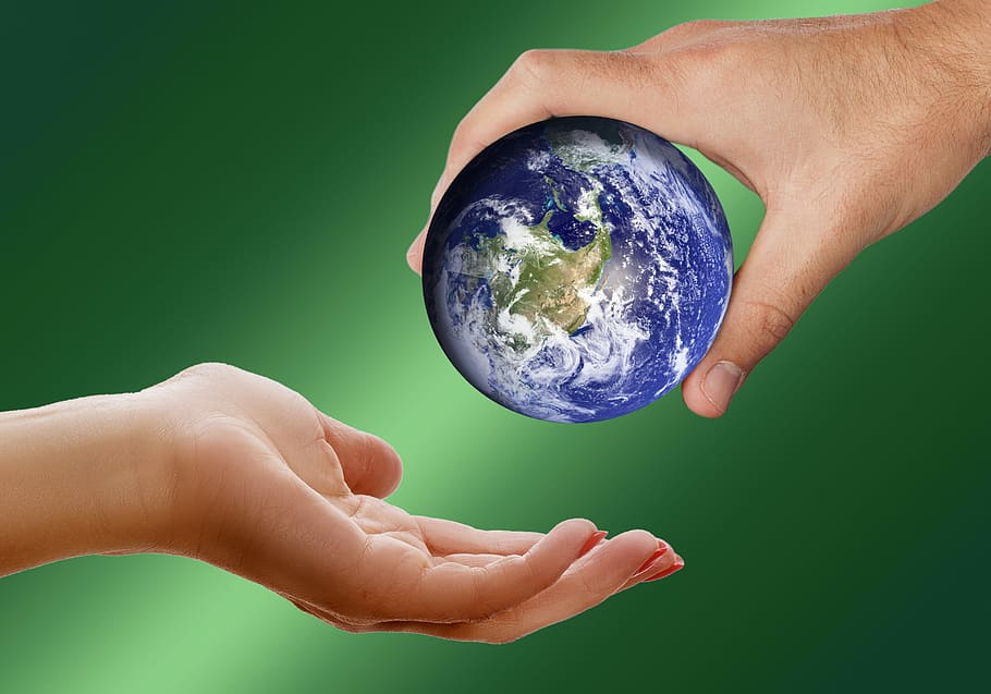 orang, memegang, bola bumi, dunia, bumi, bola dunia, menjaga, memberi, menerima, melewati