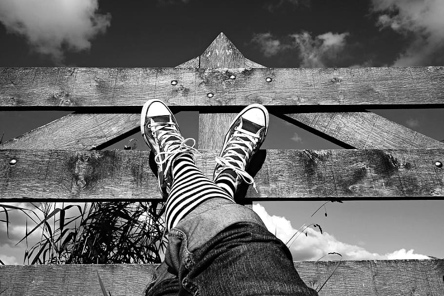 fotografi grayscale, persimpangan, kaki, sepatu, jeans, kaus kaki, garis-garis, garis-garis hitam-putih, santai, gaya