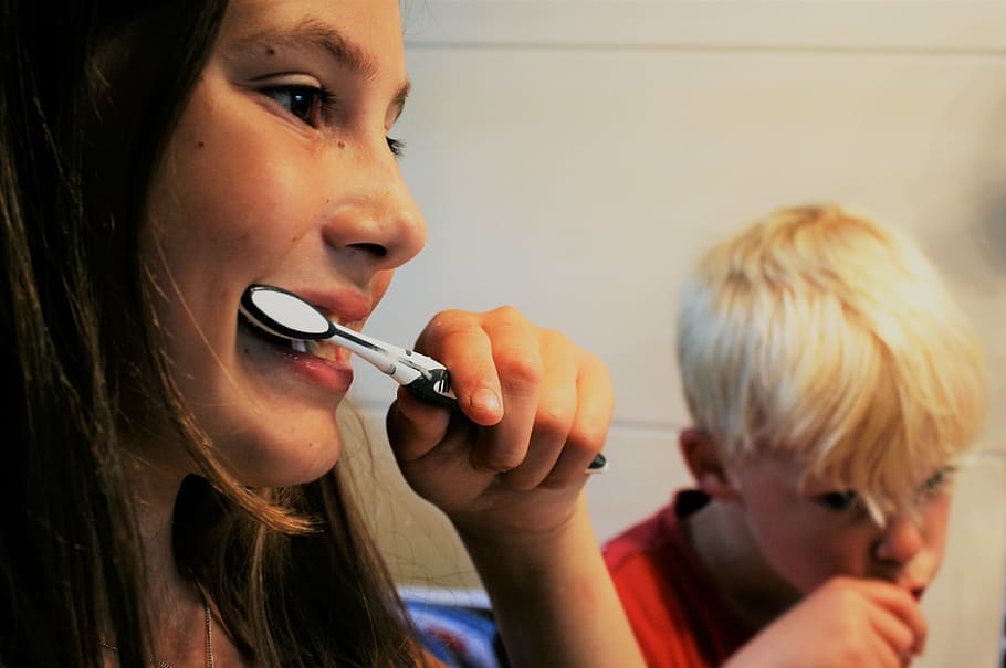 Foto, niña, niño, tenencia, cepillos de dientes, cepillarse los dientes, dientes, tratamiento dental, odontología, dentista
