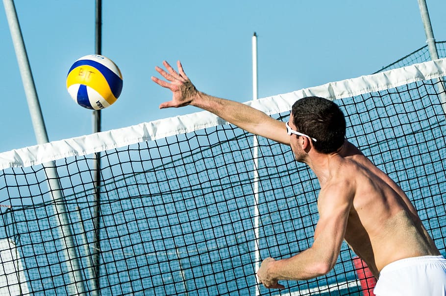 hombre jugando voleibol, voleibol de playa, pelota, voleibol, playa, red, hombre, deporte, tenis, raqueta de tenis