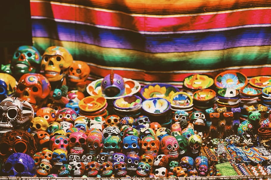 фото, фигурки калаверы разного цвета, ассорти, цвет, череп, декоры, черепа, искусство, рынок, разноцветный