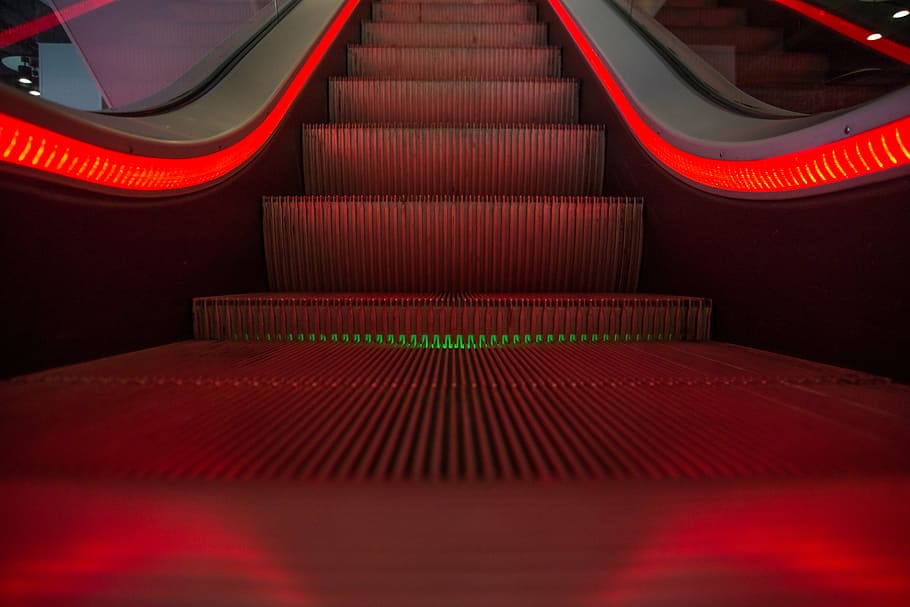 cerca, fotografía, rojo, iluminado, escaleras mecánicas, en movimiento, escalera, subiendo, bajando, luces rojas