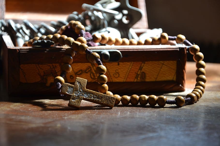 Rosario de madera marrón, el rosario, cuentas, cristiano, cruz, mesa, madera - material, interior, primer plano, naturaleza muerta