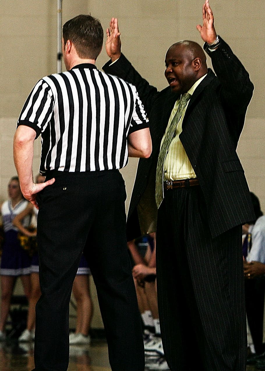 homem, vestindo, preto, terno, em pé, árbitro, basquete, treinador, listras, listrado