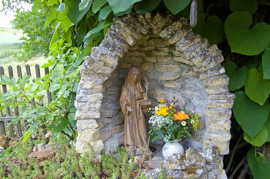 statue, inside, arch stone frame, garden, wall, niche, holy statue, hildegard von bingen, herbs, medicinal plants