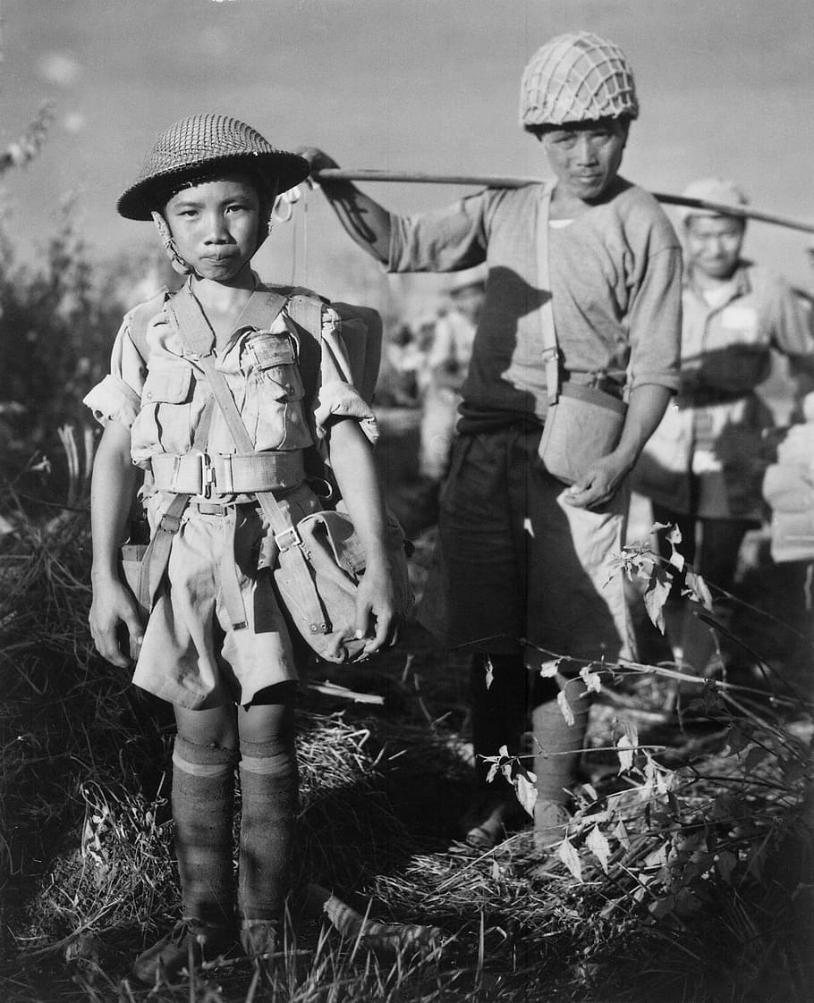 foto grayscale, orang-orang, berdiri, bidang rumput, Prajurit Anak, Perang, Cina, anak-anak, 1944, perang dunia