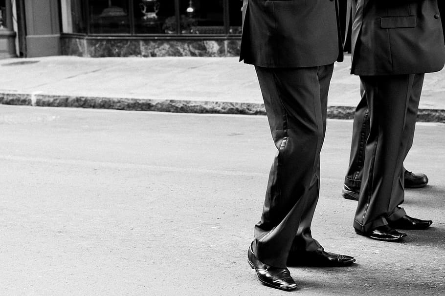 Persona, vistiendo, negro, pantalón de vestir, uniforme, zapatos, hombres, caminar, pasos, zapato