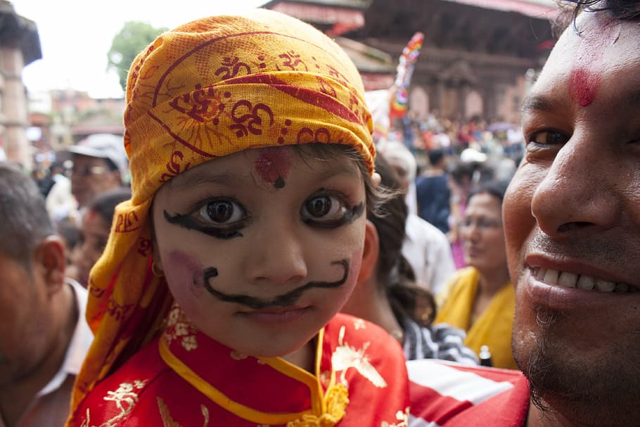 hombre, llevando, niño, durante el día, cultura, festival, Gai Jatra, Nepal, maquillaje, culturas