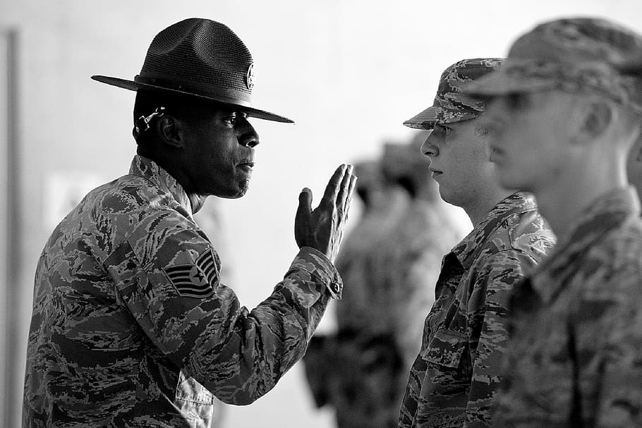 homem, levantando, mão, enfrentando, oficial, em pé, linha, militar, instrutor de treinamento, força aérea