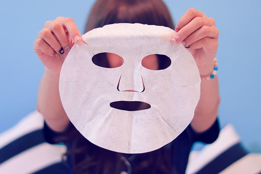 人, 持つ, フェイスマスク, マスク-変装, 人間の顔, 女性, 白人エスニシティ, 一人, 人体の部分, 正面図