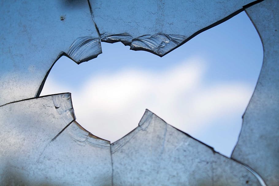 閉じる, ショット, ブレーキ付きガラス, 壊れた窓, 穴, ガラス, 損傷, 粉々になった, 鋭い, 壊れた