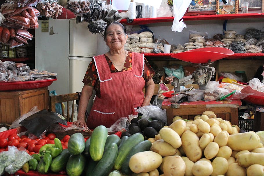 mujer, vistiendo, rojo, vestido, de pie, superior, verduras, mercado, México, indio