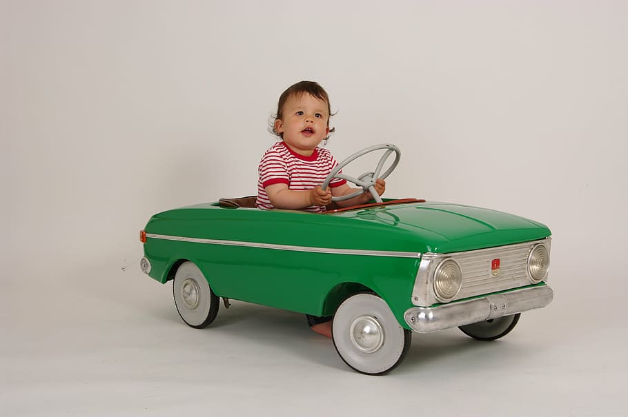 bebé, equitación, verde, coche de juguete con conductor, conductor pequeño, automóvil con pedales para niños, automóvil retro, cabina verde, niño, pequeño