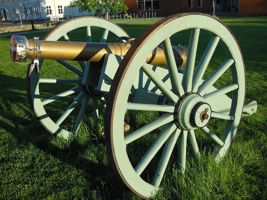 bronze cannon, lavette, oak wheels, ball cannon, lavette of raw oak, three-pound cannon, cannon, 1700s, denmark, nyborg