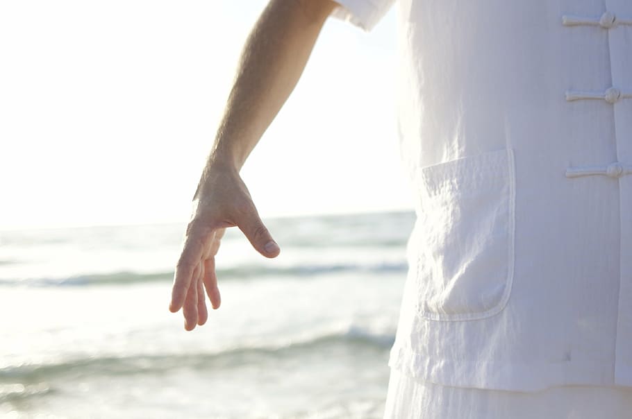 pessoa, vestindo, branco, camisa, em pé, beira mar, qi, qi-gong, chi, exercício