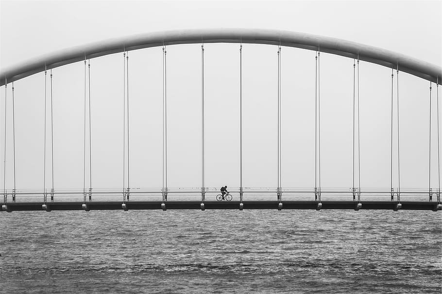 ponte suspensa cinza, pessoa, ciclismo, ponte, escala de cinza, fotografia, arquitetura, ciclista, bicicleta, motociclista