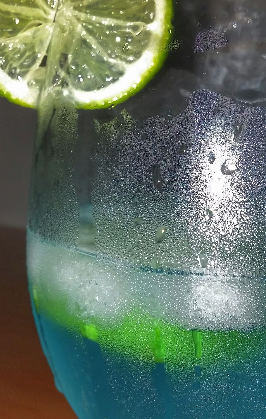 gin, tonic, lime, green, blue, cold, food and drink, drink, close-up, refreshment