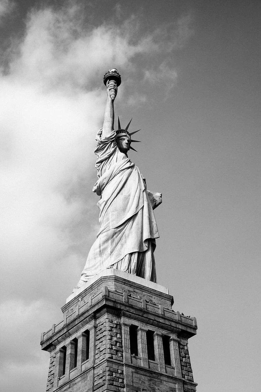 Estatua de la libertad, arquitectura, Nueva York, Estados Unidos, cielo, blanco y negro, representación humana, vista de ángulo bajo, estatua, escultura