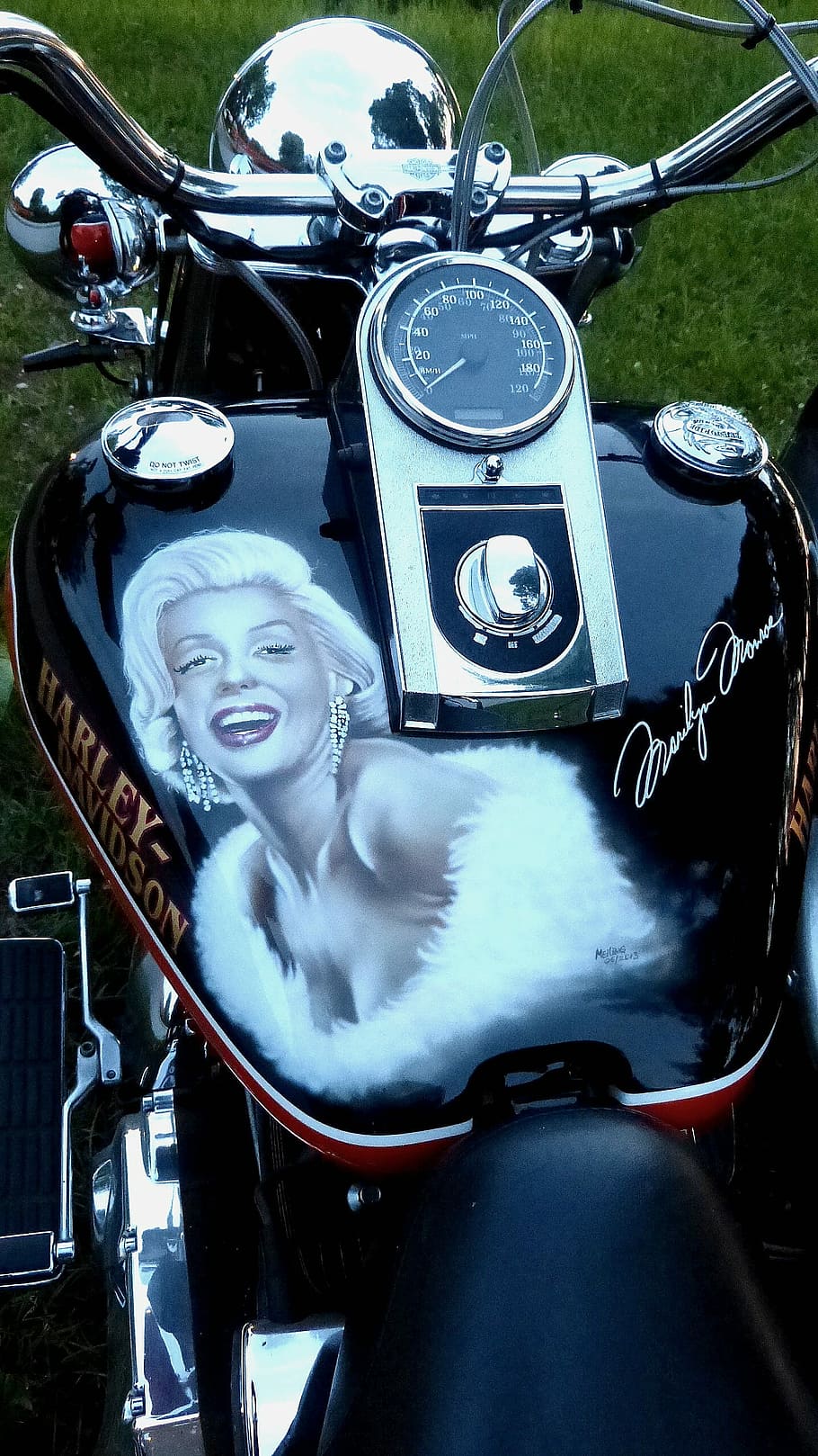 Harley Davidson, Marilyn Monroe, motocicleta, estilo retro, anticuado, al aire libre, día, parte del cuerpo humano, modo de transporte, transporte