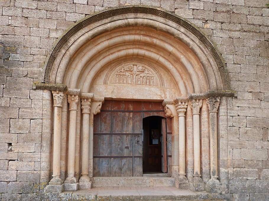 portalada, romanesque church, romanesque, pantocrator, relief, siurana, architecture, built structure, arch, building exterior