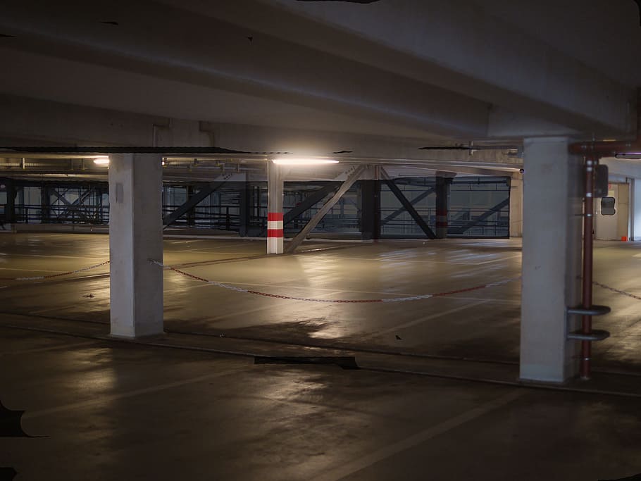 Estacionamiento de varios pisos, por la noche, vacío, oscuro, extraño, nivel de estacionamiento, estacionamiento subterráneo, fotografía nocturna, iluminación, arquitectura