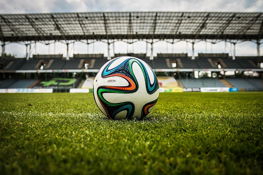 balón de fútbol, ​​campo de fútbol, ​​durante el día, el balón, estadio, fútbol, ​​el campo, césped, juego, deporte