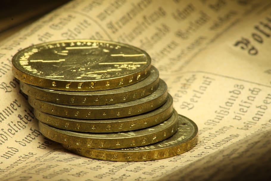 ronda de monedas de color plateado, parte superior, periódico, oro, monedas, moneda, pagar, moneda de diez centavos, dinero, hacer dinero
