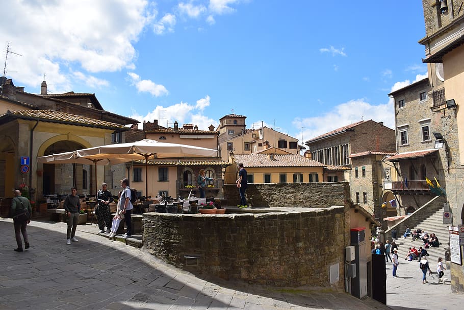Cortona, Toscana, Italia, exterior del edificio, arquitectura, estructura construida, cielo, grupo de personas, nube - cielo, ciudad